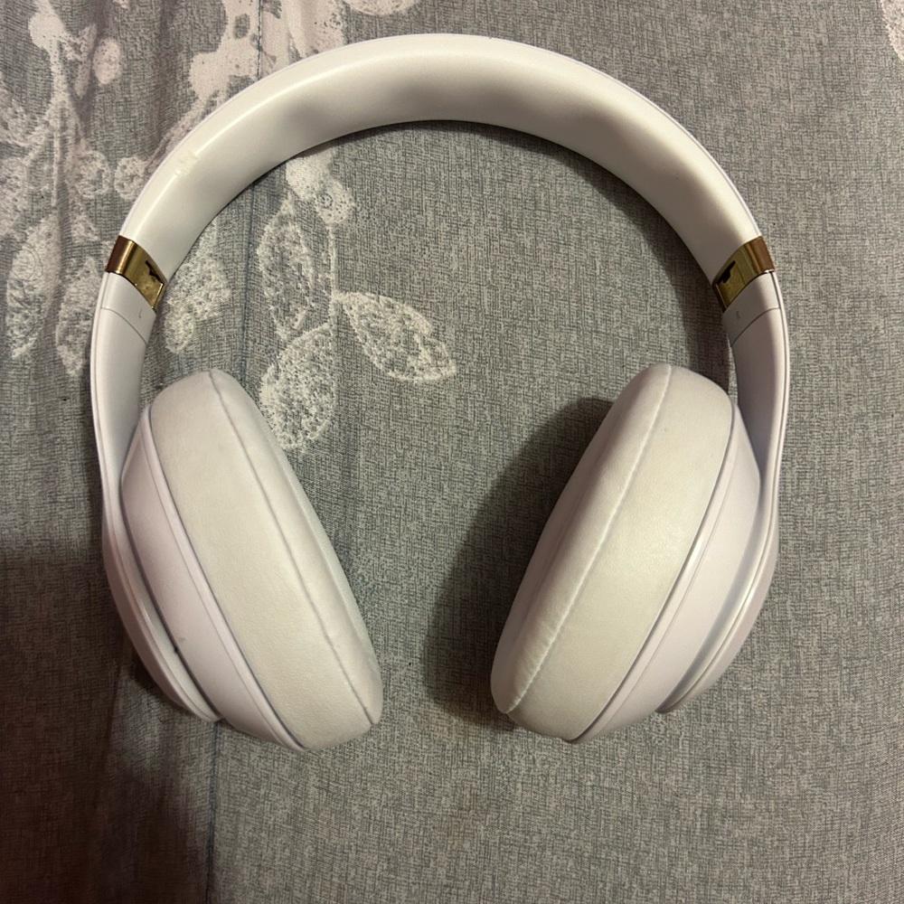 White Studio 3 Wireless Beats Headphones